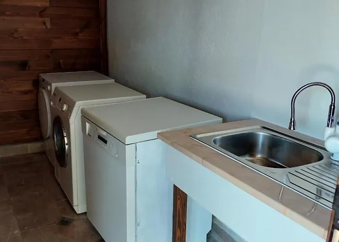 Къмпинг за каравани и кемпери барите - Caravan Pitch Park Barite